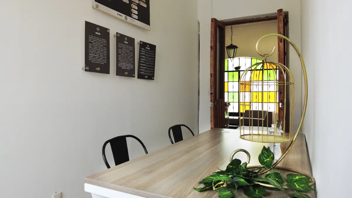 Sala de atención con la misión, visión y valores de la clínica