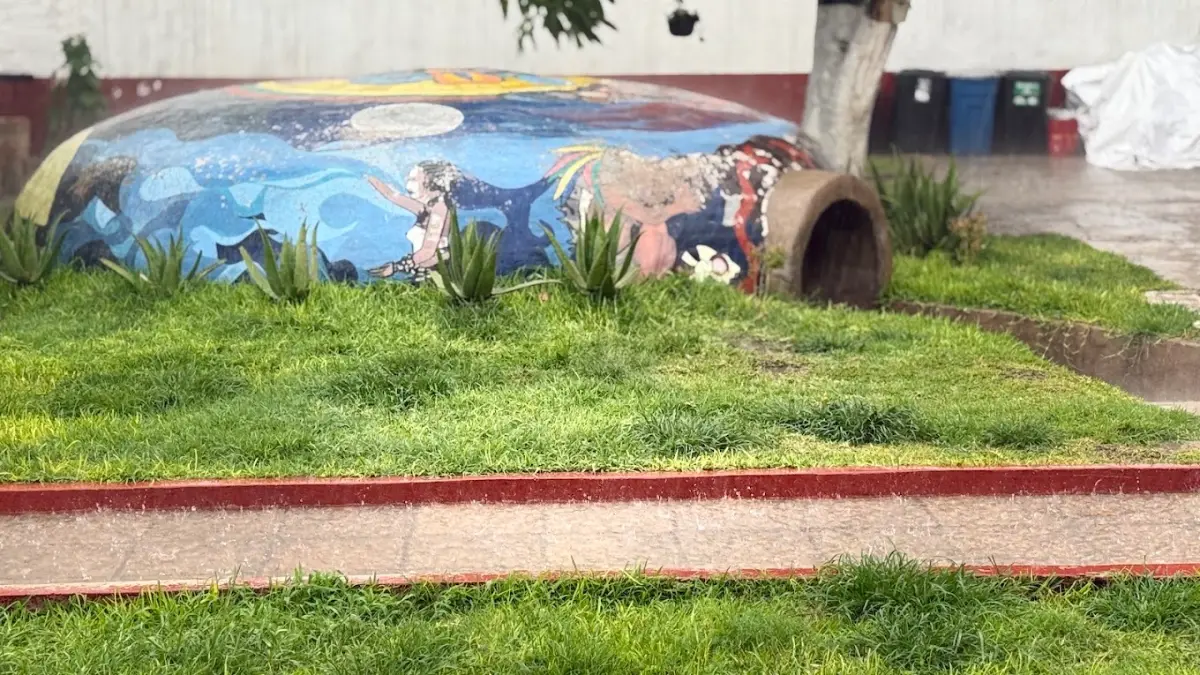 Temazcal con mural en el jardín de la clínica
